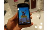 ワンピースコラボスマホ「N-02E ONE PIECE」の画像