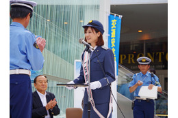 「青春ブタ野郎」瀬戸麻沙美が聖地・藤沢の一日警察署長に就任 警察官姿で登場した委嘱式レポ 画像