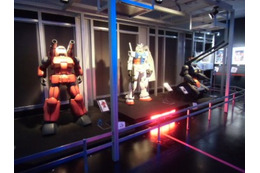 実物大ガンダムの新演出「RISE!」がスタート 「ガンダム35周年展」も開催 画像