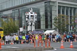 実物大イングラムが東京マラソンを警備　話題の映画から応援出動 画像