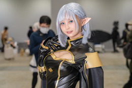 【コスプレ】漆黒のスーツで際立つ抜群のプロポーション！ はにかむ笑顔も可愛い「陰実」ベータのコスプレイヤーに注目【写真10枚】