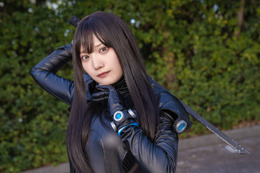 【コスプレ】黒スーツで際立つボディライン！ 端正な顔立ちとしなやかなポージングで魅せる「GANTZ」レイカに扮したコスプレイヤーに注目【写真9枚】 画像