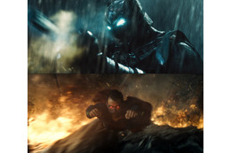 「バットマン VS スーパーマン」2大ヒーローが“素顔”で対面  激突の経緯が明らかに 画像