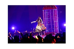 水樹奈々、東京ドーム2DAYSで80000人が熱狂　デビューからの代表曲が揃う 画像