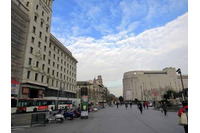 開催はバルセロナの中心街で行われた。 　　　　　　　　　右側の建物の１Fと地下が会場。