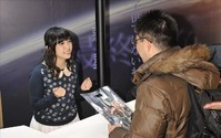 「エンダーのゲーム」佐藤聡美と白石涼子がコミケ参戦　初日完売の大盛況 画像