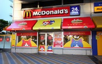 “モグモグバーガー”を再現　「マクドナルド×妖怪ウォッチ」特別装飾店舗がお台場に登場 画像