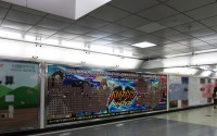 ポスターからカードを持っていける 「バトスピ　ソードアイズ」、新宿駅で大型ポスター 画像