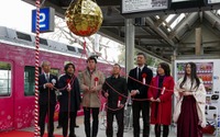 「ちはやふる」ラッピング電車が登場 かるたの聖地 滋賀県大津市を駆け巡る 画像