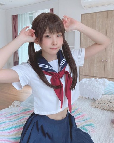 人気コスプレイヤー・えなこの“制服グラビア”オフショットに大反響「宇宙一の女子高生！」