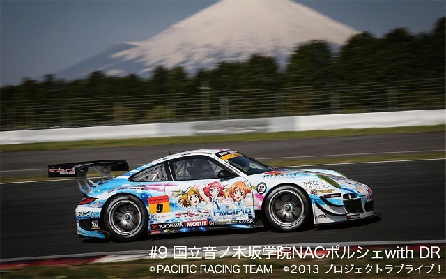 PACIFIC RACING TEAM#9「国立音ノ木坂学院 NAC ポルシェ with DR」（c）PACIFIC RACING TEAM