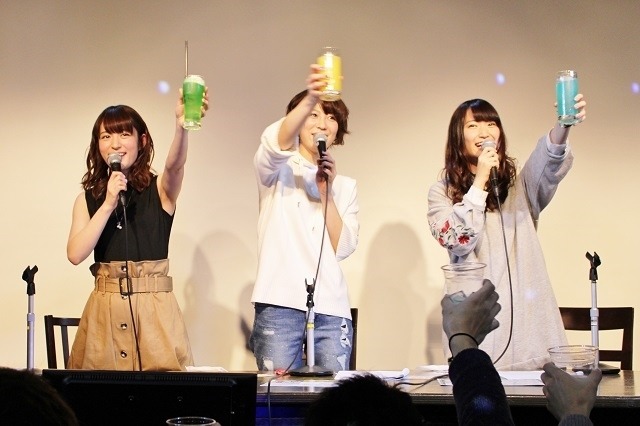 左から小松未可子さん、安済知佳さん、今村彩夏さん