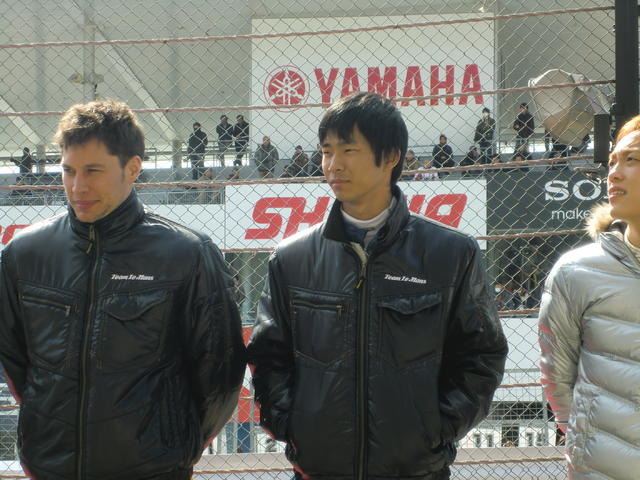 スーパーフォーミュラ第0戦、キグナス スノコ チーム ルマンの平川亮（中央）と同僚ロイック・デュバル（左）。