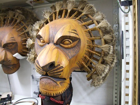ムサファ（シンバの父）のマスクの素材はカーボングラファイト。F-1のボディと同じ素材で出来ている。（C）Disney