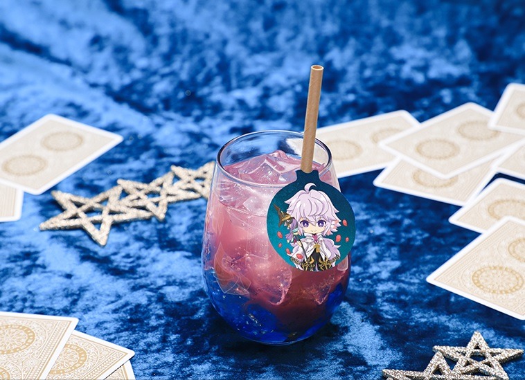 「Fate/Grand Order -絶対魔獣戦線バビロニア- Limited Cafe」ICE DRINK 790 円 （マーリン） （C）TYPE-MOON / FGO7 ANIME PROJECT
