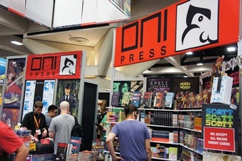 コミコン2012の会場から。ONI Pressのブース、一般的な出版社は従来どおり書籍が全面に並べられてる。