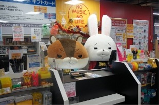 店頭でお仕事のロペとアキラ先輩©2012映画『紙兎ロペ』プロジェクト