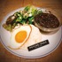 「“GINO THE CAFE”in TOWER RECORDS CAFE」ブラックミートプレート 1,350 円（C）PSYCHO-PASS Committee