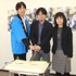 豆腐屋限定！劇場版「頭文字D」限定試写会で監督が巨大特製豆腐をカットイン