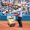 「スター・ウォーズ」BB-8が世界初の始球式　「とてもエキサイティング！」・画像