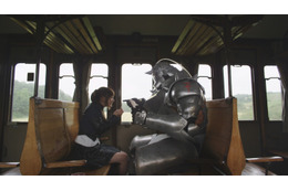 映画「鋼の錬金術師」新場面写真 ウィンリィとアルが機関車でトランプ 画像