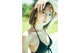 飯田里穂、水着姿も披露で大人の女性へ…芸能20周年記念写真集が発売「素の表情の私がたくさん」 画像