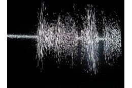 真鍋大度、坂本龍一による電磁波を可視化する巨大装置　文化庁メディア芸術祭で展示　