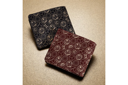 「ドラえもん」を伝統の“甲州印伝”にデザイン♪ 職人手作りの二つ折り財布＆カードケース登場