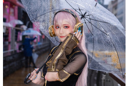 【コスプレ】「VOCALOID」巡音ルカ、雨で際立つミステリアス＆クールな美しさに魅了！ 注目レイヤー・いもけんぴ。【写真7枚】 画像