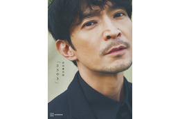 津田健次郎の写真集「ささやき」表紙が公開！ ブラックスーツ纏った“らしい”1枚に