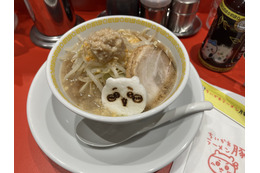 ちいかわ、ハチワレたちが店員になってご提供♪ 「ちいかわラーメン 豚」は☆5のウマさ！【食べてみたレポ】 画像