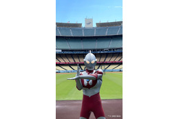 ウルトラマン＆バルタン星人がドジャースタジアムで乱闘!? 「MLB」ドジャースの始球式に登場