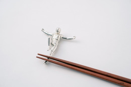 「宇宙刑事ギャバン」ジャンプポーズを忠実再現！“着膳せよ！銀の魂を継ぐ者よ―” フィギュアとしても楽しめる純錫鋳物の箸置きが登場