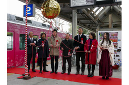 「ちはやふる」ラッピング電車が登場 かるたの聖地 滋賀県大津市を駆け巡る 画像