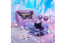 「ANNA SUI」キラキラときめきMAXのバスボールが！アナ・スイ女史監修のティーローズの香り＆限定ヘアバンド付きセットも 画像