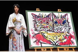 小松美羽がライブペイントで「百日紅」主人公・お栄を描く 画像