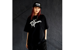「ガンダム」シャアザクの“あのキック”がTシャツに！ ストリートテイストのTシャツ＆コーチジャケット登場【STRICT-G】