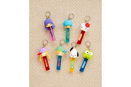 サンリオ「月刊いちご新聞」デザインのキーホルダー、親子コーデが楽しめるニットなど♪ LOWRYS FARMコラボアイテム 画像