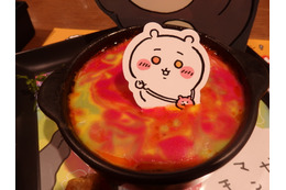 「ちいかわレストラン」に“あ・く・む”到来!? 討伐フェアに“ご機嫌なあのこのパンケーキ”やさすまた風フォークが！