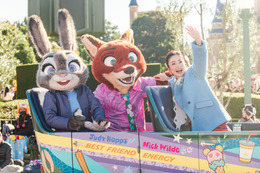 上戸彩が「ズートピア」ジュディ＆ニックとサプライズ登場！東京ディズニーランドでスペシャルグリーティング開催