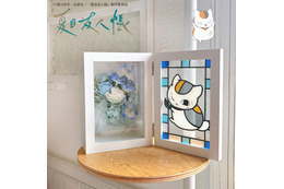 「夏目友人帳」ニャンコ先生、お花と光できらめく…♪ 作中のワンシーンを想う「グラスアートと花束のセット」登場