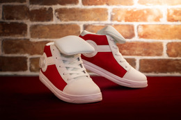 いっけぇぇ!!「名探偵コナン」の“キック力増強シューズ”再販決定！ダイヤル型パーツを回すと…　