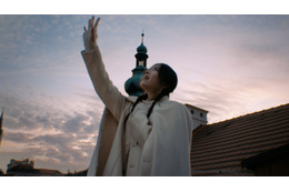 まるでフリーレンの世界。milet新曲MVは“魔法の都市”プラハで撮影｜アニメ第2期ED「The Story of Us」配信