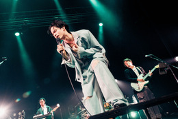 jo0ji『呪術廻戦』ED主題歌「よあけのうた」で掴んだ新境地！Zepp Shinjukoで初ツアー完遂【ライブレポート】