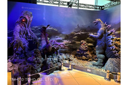 「ゴジラ」ド迫力!! 対峙するゴジラとへドラ、エビラがお出迎え！ホテルグレイスリー新宿に新ジオラマ登場