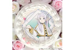 “投げキッスだよ”「葬送のフリーレン」あのシーンのフリーレンを大胆にデザイン！ 缶バッジ付きホワイトデースイーツ登場