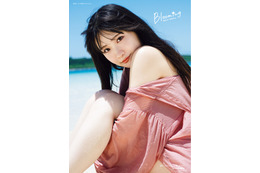 制服姿で“修学旅行”を満喫♪ 「ラブライブ！スーパースター!!」鬼塚冬毬役・坂倉花、初写真集「Blooming」 書影カットお披露目