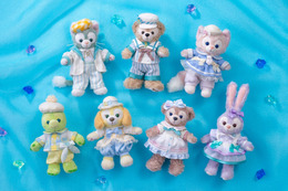 ダッフィーの新グッズは心きらめくジュビリーブルー☆ ぬいバッジやフードスーベニアが4月14日新登場【東京ディズニーシー】