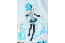 お揃いのリボンと髪型で笑顔のポーズ♪ 初音ミク×シナモンのコラボフィギュアが登場！ 肩にちょこんと乗ったシナモンもキュート♪
