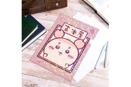 「ちいかわ」古本屋のキラッキラグッズが展開！ホログラムが輝くステッカー＆ファイルが登場♪
